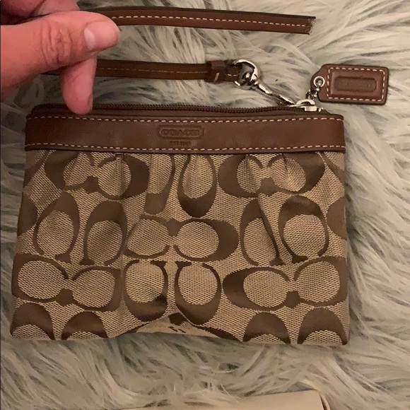 Authentic Coach classic brown wristlet - Picture 9 of 16